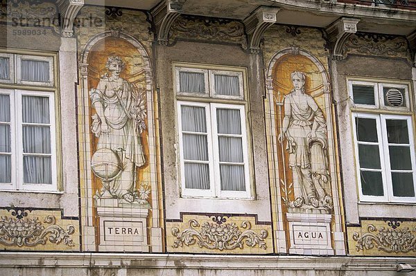 Geflieste Fassade des Gebäudes im alten Baixa Viertel  Lissabon  Portugal  Europa