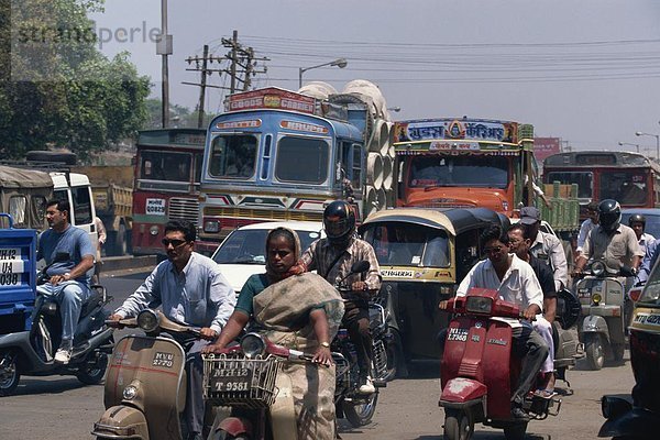 Verkehr auf Koregaon Road  Pune  Maharashtra Zustand  Indien  Asien