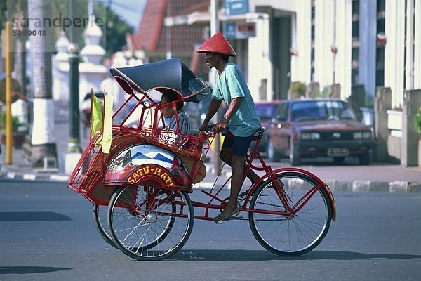 Ein Becak Zyklus Rickshaw in Yogyakarta  Java  Indonesien  Südostasien  Asien