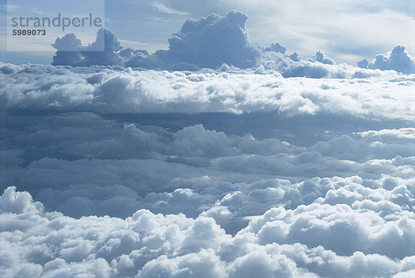Luftbild der Banken der geschwollene weiße Wolken aus der Luft gesehen