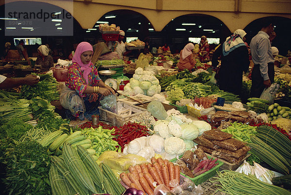 Frau Verkauf von Gemüse aus ihrem Stall in der der zentrale Markt in Kota Bharu  Malaysia  Südostasien  Asien