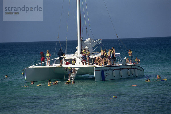 Katamaran unter Touristen zum Riff  Aruba  Westindische Inseln  Karibik  Mittelamerika