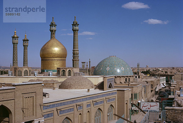 Kuppeln und Minarette von Qom Moschee im Iran  Nahen Osten