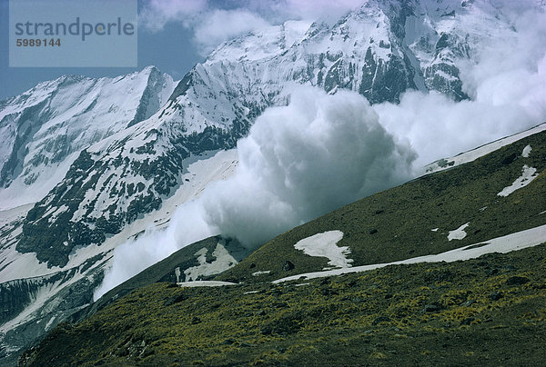 Eine Lawine auf Hiunchuli im Himalaya in Nepal  Asien