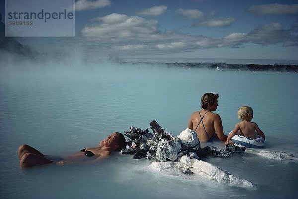 Menschen Baden in der blauen Lagune  Svartsengi  in der Nähe von Reykjavík  Polarregionen