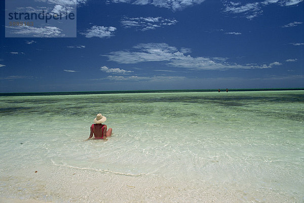 Frau im Meer am Strand von Cayo Coco auf der Insel Kuba  Westindische Inseln  Mittelamerika