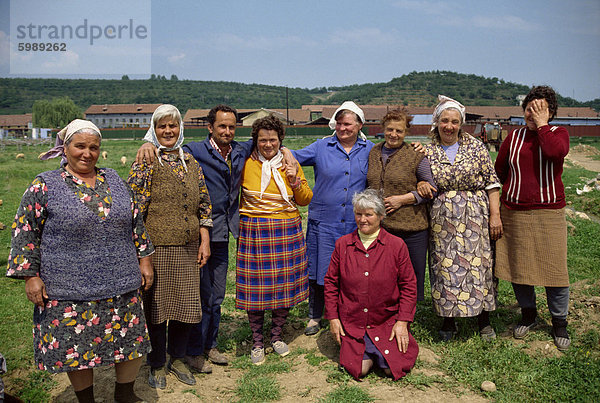 Porträt einer Gruppe von Frauen und ein Mann in Bulgarien  Europa