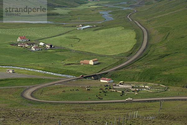 Luftbild einer Eisenbahn-und Bauernhof mit Pferd Stifte und Felder am Bolstadarhild nahe der Küste Islands  Polarregionen