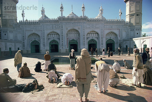 Gruppen von Menschen  die beten außerhalb des Mahabat Khan Moschee  Peshawar  Pakistan  Asiens