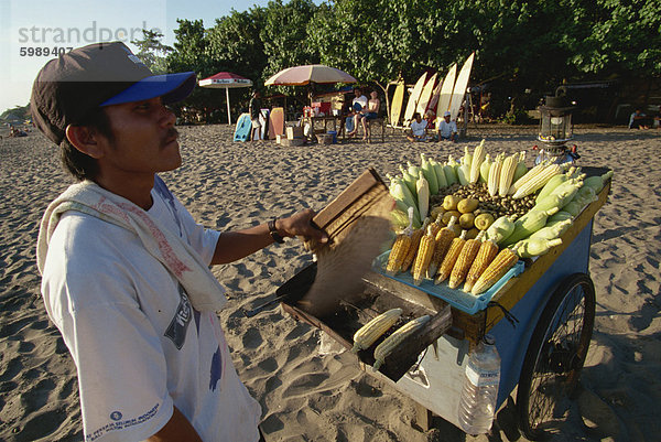 Gerösteter Mais auf Wagen  Legian  Bali  Indonesien  Südostasien  Asien