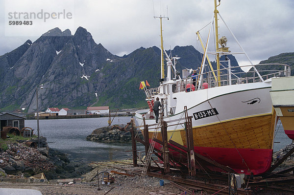 Fischerboot auf Lieferscheinen  Sund  Lofoten Inseln  Norwegen  Skandinavien  Europa