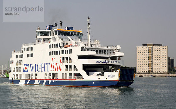 Isle Of Wight ferry in Portsmouth  Hampshire  England  Vereinigtes Königreich  Europa