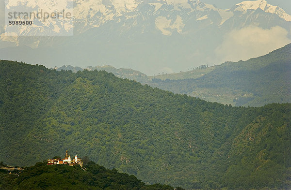 Der buddhistische Tempel von Swayambhu (Swayambhunath) (Monkey Tempel)  mit Blick auf Kathmandu  UNESCO-Weltkulturerbe  Himalaya-Bergen darüber hinaus steigt auf über 6000m  Nepal  Asien