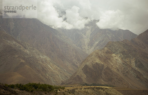 Dramatische Sommer Monsun Wolken über den Karakorum reicht  Karakorum Highway  nördlichen Gebieten  Pakistan  Asien