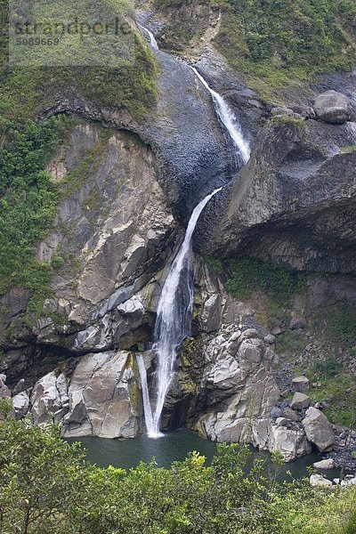 Einer der vielen malerischen Wasserfällen im Tal des Rio Pastaza  die aus den Anden zum oberen Amazonasbecken  in der Nähe von Banos  Ambato Provinz Central Highlands  Ecuador  Südamerika fließt