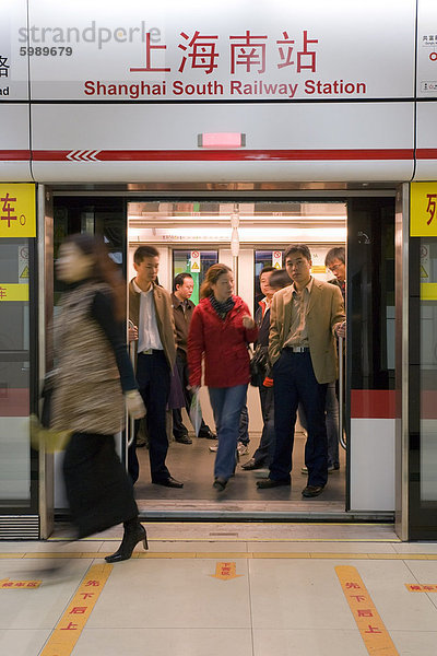 Innenraum des Shanghai South Metro Haltestelle  Shanghai  China  Asien