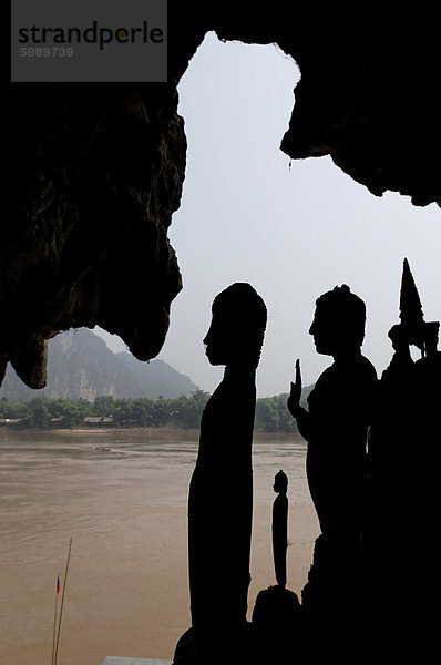 Die Pak Ou Höhlen  eine bekannte buddhistische Stätte und Wallfahrtsort  25 km von Luang Prabang  Laos  Indochina  Südostasien  Asien