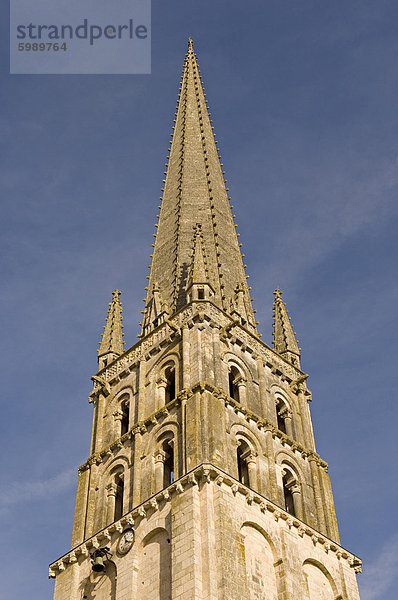 Turmspitze der Abtei-Kirche von Saint-Savin-Sur Gartempe  bekannt als die romanische Sixtinische Kapelle  enthält viele 11. und 12. Jahrhundert Wandbilder  UNESCO-Weltkulturerbe  Vienne  Poitou-Charentes  Frankreich  Europa