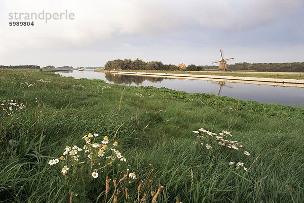 Kanal und Windmühle  Norden  Holland  Europa