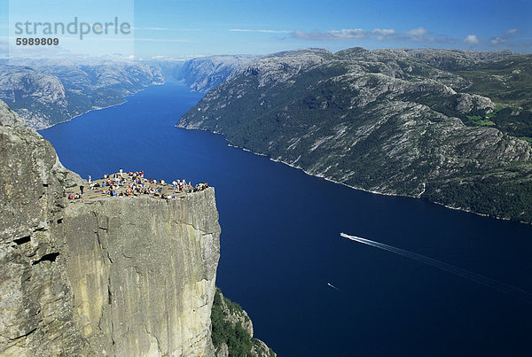 Preikestolen Felsen mit Blick auf Lysefjord  in der Nähe von Stavanger  South West Fjorde  Norwegen  Skandinavien  Europa