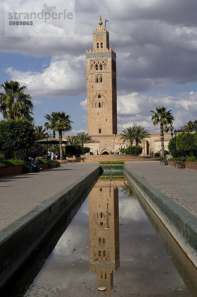 Das Koutoubia-Minarett im Herzen der alten Medina neben einer Moschee des gleichnamigen  gebaut im 12. Jahrhundert  Marrakesch  Marokko  Nordafrika  Afrika