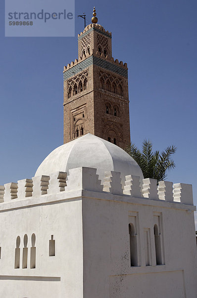 Das Koutoubia-Minarett im Herzen der alten Medina neben einer Moschee des gleichnamigen  gebaut im 12. Jahrhundert  Marrakesch  Marokko  Nordafrika  Afrika