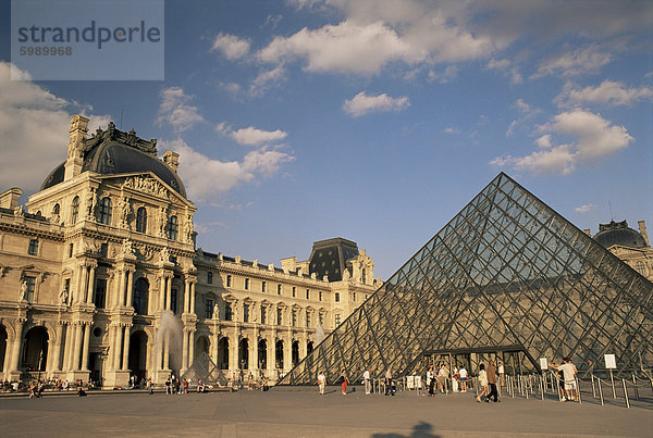 La Pyramide und das Musee du Louvre  Paris  Frankreich  Europa