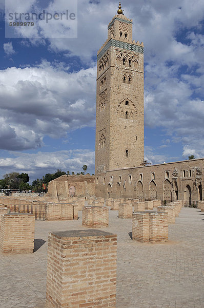 Das Koutoubia-Minarett im Herzen der alten Medina neben einer Moschee des gleichnamigen  gebaut im 12. Jahrhundert  Marrakesch  Marokko  Nordafrika  Afrika