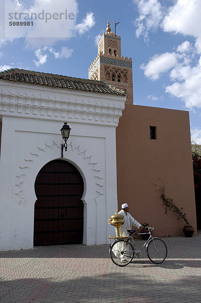 Das Koutoubia-Minarett im Herzen der alten Medina neben einer Moschee des gleichnamigen  gebaut im 12. Jahrhundert  Marrakesch  Marokko  Nordafrika  Afrika