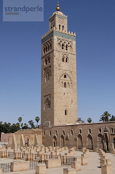 Das Koutoubia-Minarett im Herzen der alten Medina neben einer Moschee des gleichnamigen  gebaut im 12. Jahrhundert  Marrakesch  Marokko  Nordafrika  Afrika