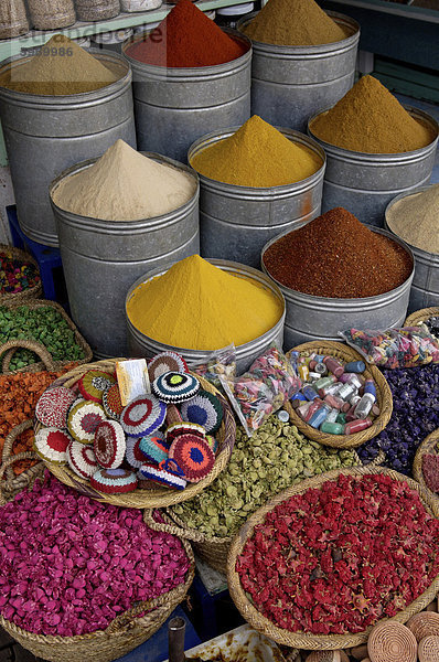 Gewürze in den Souks in der Medina  Marrakesch  Marokko  Nordafrika  Afrika