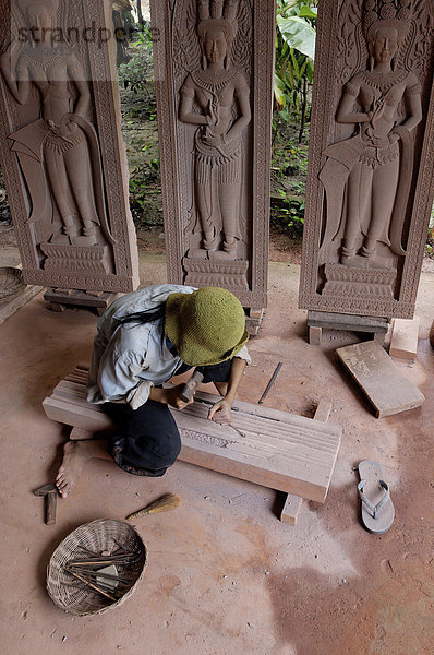 Sandstein und Holzschnitzerei  Carving Association und Waise Career Center  Siem Reap  Kambodscha  Indochina  Südostasien  Asien