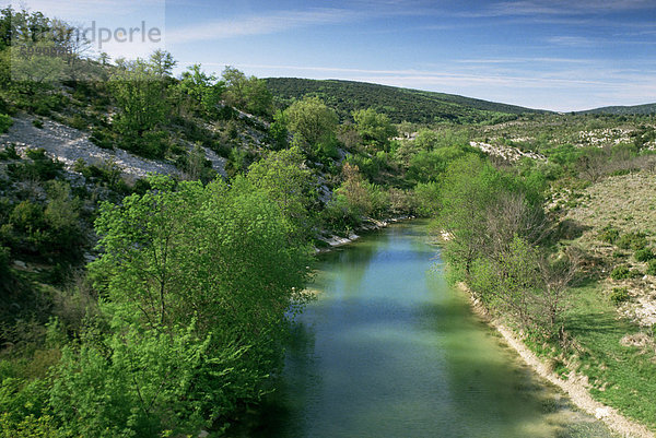 Fluss Hérault  in der Nähe von St. Guilhem Le Desert  Languedoc-Roussillon  Frankreich  Europa