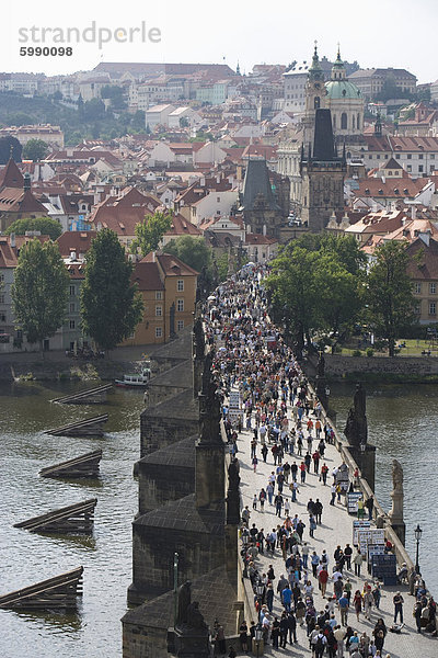 Ansicht der Karlsbrücke über die Moldau  UNESCO-Weltkulturerbe  aus alten Stadtturm Brücke  Prag  Tschechische Republik  Europa