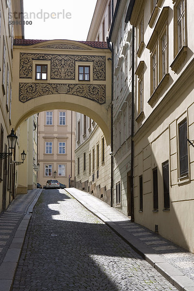 Leere Straßenszene  dekorative Arch  Kleinseite  Old Town  Prag  Tschechische Republik  Europa