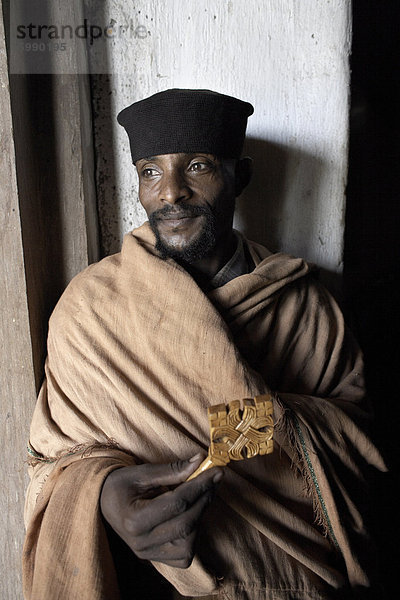 Ein Priester im Kloster Kebran Gabriel  am See Tana  Äthiopien  Afrika