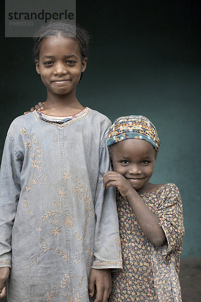 Junge Schwestern posieren für ein Foto außerhalb ihrer Heimat in die Gassen von Harar  Äthiopien  Afrika