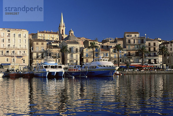 Blick über den Hafen zur Kirche Ste in den frühen Morgenstunden  Calvi  Korsika  Frankreich  Mediterranean  Europa