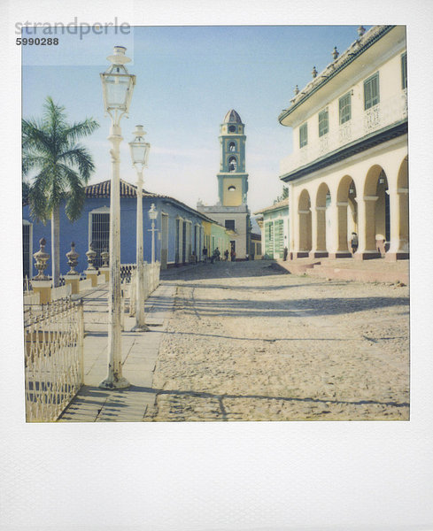 Polaroid der Ansicht vom Plaza Mayor in Richtung Turm der Iglesia de San Francisco de Asis  Trinidad  UNESCO World Heritage Site  Kuba  Westindische Inseln  Mittelamerika