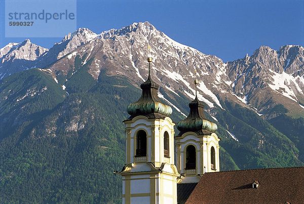 Kirche mit Bergkulisse  Innsbruck  Tirol (Tirol)  Österreich  Europa