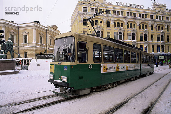 Straßenbahn in Straße im Winter  Helsinki  Finnland  Skandinavien  Europa