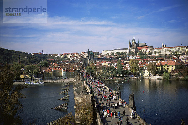 Karlsbrücke über die Moldau und City Skyline  Prag  Tschechische Republik  Europa