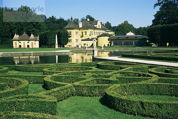 Gekrümmte Hecken in formalen Gärten  Schloss Hellbrunn  nahe Salzburg  Österreich  Europa