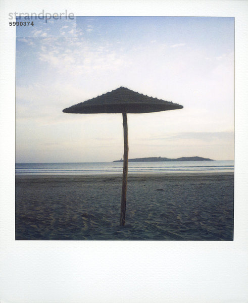 Polaroid Image der Brach Sonnenschirm am Strand bei Sonnenuntergang  Essaouira  Marokko  Nordafrika  Afrika