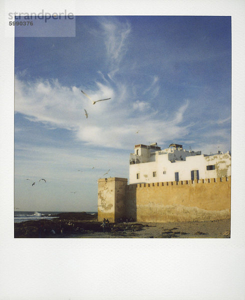 Polaroid Image der alten Befestigungsmaueren und schöngefärbt Gebäude mit Blick auf Atlantik  Essaouira  Marokko  Nordafrika  Afrika