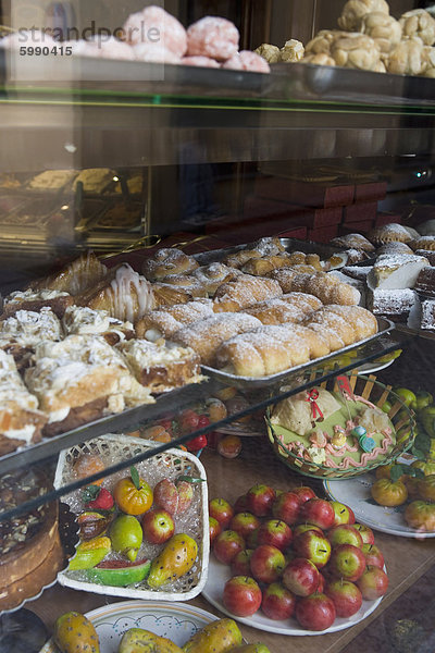 Traditionelles Marzipan Obst und Gebäck in Geschäft Fenster  Cefalu  Sizilien  Italien  Europa