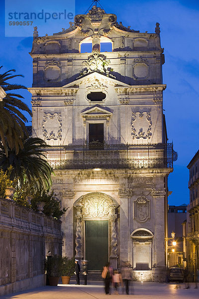 Fassade von Santa Lucia Alla Badia am Abend  Piazza Duomo  Ortygia  Syrakus  Sizilien  Italien  Europa