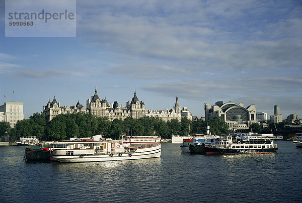 Victoria Embankment und der Themse  London  England  Vereinigtes Königreich  Europa