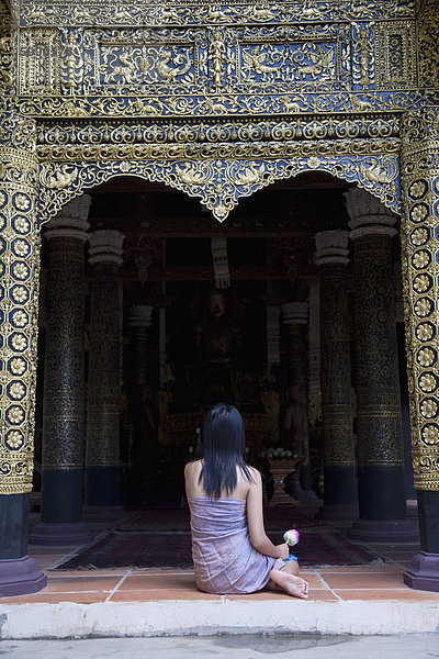 Thai Frau beten in buddhistischen Tempel  Chiang Mai  Thailand  Südostasien  Asien