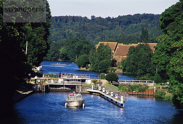 Tempel-Sperre auf der Themse  nahe Bisham  Berkshire  England  Vereinigtes Königreich  Europa